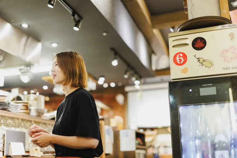 笑顔で働くスタッフ — 活気ある店内